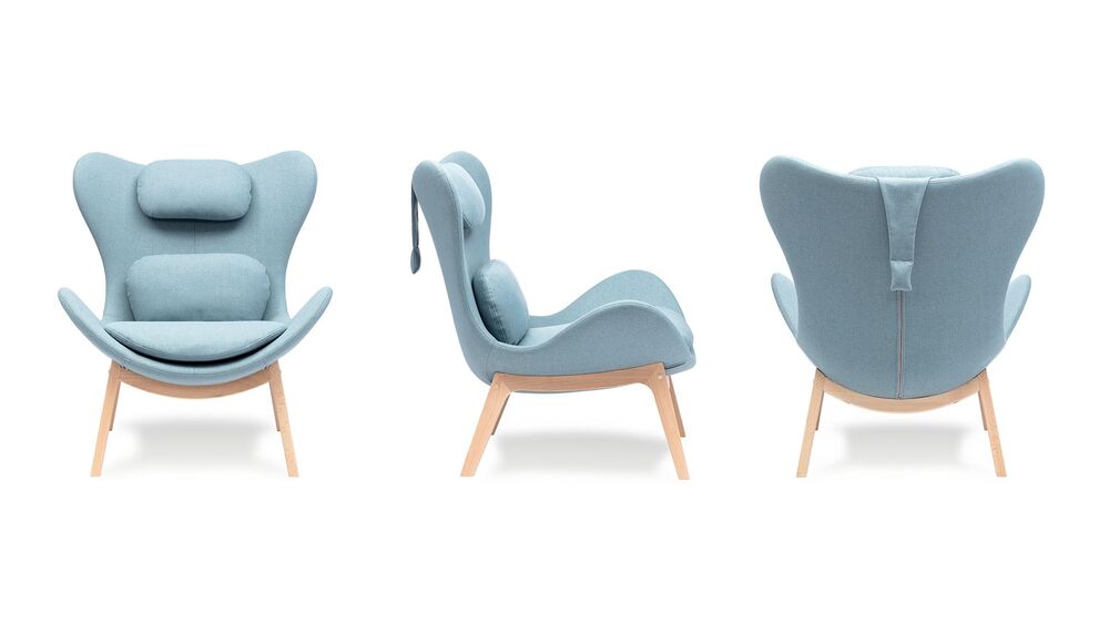 Кресло на деревянных опорах