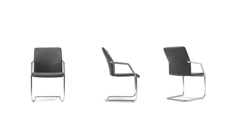 Кресло со средней спинкой на полозьях