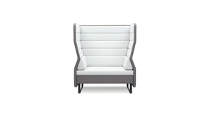 Кресло с высокой спинкой